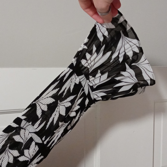 🆕️ 🖤Ann Taylor🖤 - Floral Pleated V-Neck L/S Top - Picture 7 of 12